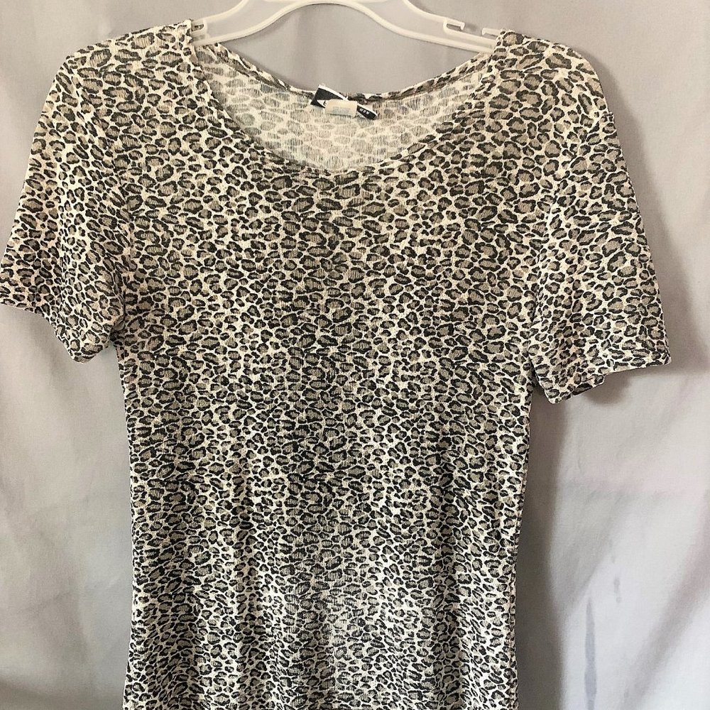 WOMANS STRECHY LEAPARD TOP SIZE M